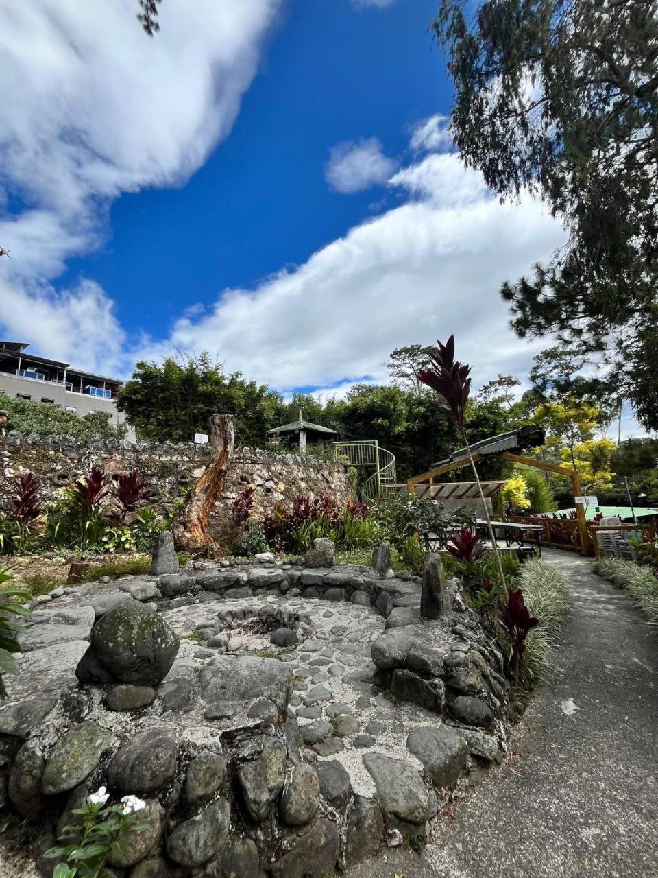 Log - Baguio Inn 3*