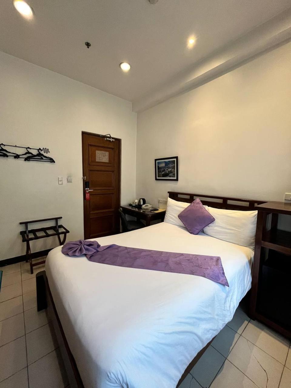 Log - Baguio Inn 3*
